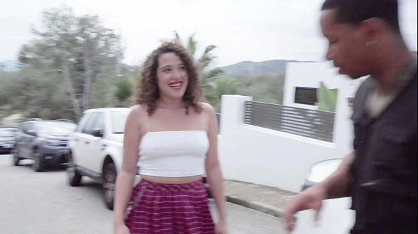 Chica cahonda va por la calle pidiendo pollas. Me la follo delante de mi casa y en la piscina. Parte 1