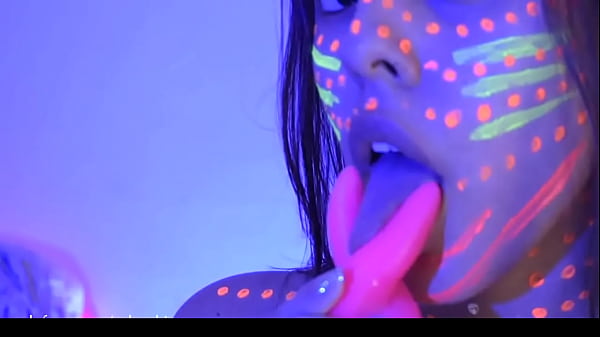 Chupando y lamiendo un dildo grande  