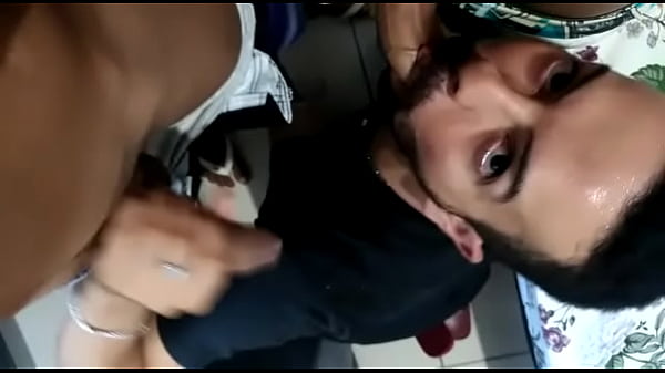 Paguei e chupei dois caras pirocudos aqui na base  