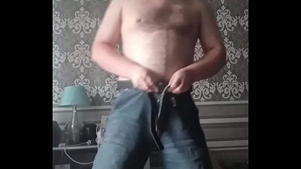 Гей спешит на секс к своему любимому! Он даже одел новые красные трусы!