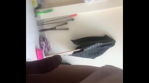 Amiga hace favor en casa de un amigo