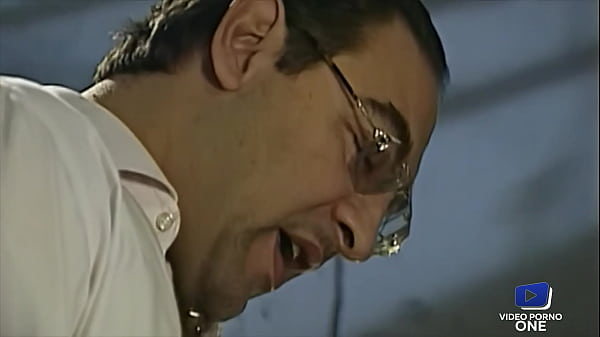 Je passe dans les cellules pour me taper une belle prisonni&egrave;re asiatique