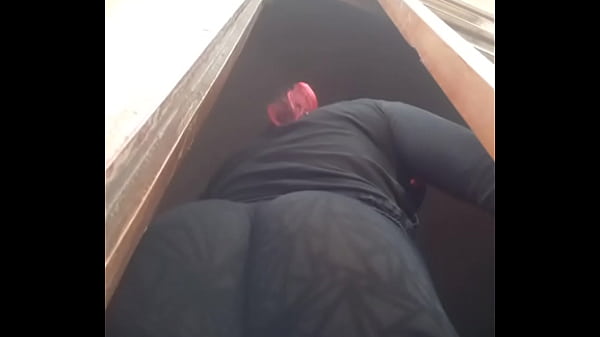 culo en calza sacando x la ventana 2  