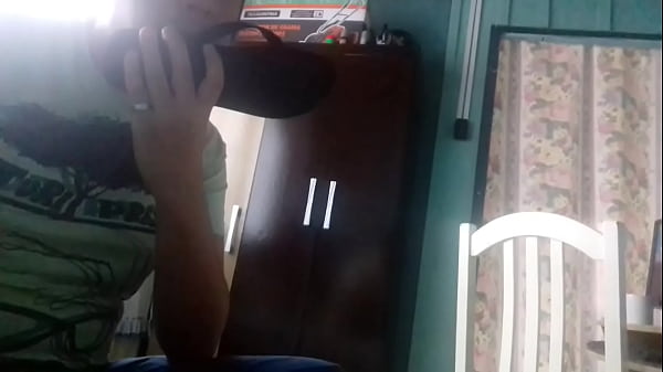Lambendo as Havaianas deliciosas do meu amigo 2 parte 