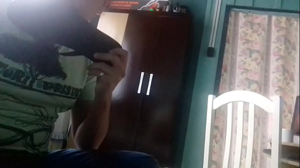 Lambendo as Havaianas deliciosas do meu amigo 2 parte