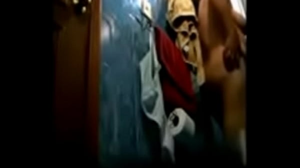 CAMARA OCULTA EN EL BA&Ntilde;O DE UNA MAM&Aacute; BIEN NALGONA