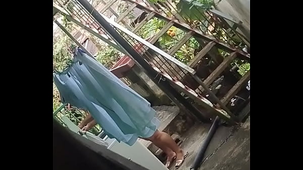 Vecina Nalgona tendiendo ropa  