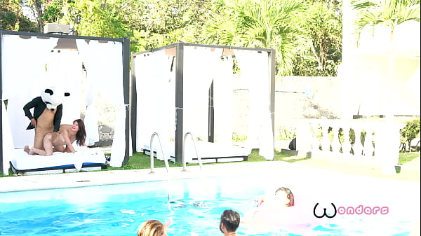 Cogimos todos en una fiesta en la piscina