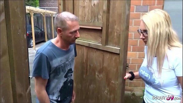 German MILF - Notgeile Nachbarin fickt im Garten