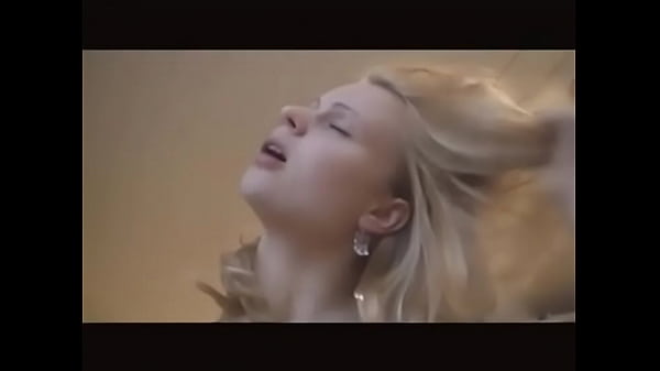 Loira muito gostosa dando a buceta para o namorado