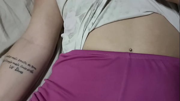 CASADA COCHILANDO E SENDO BULINADA