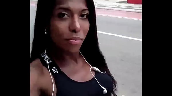 Ana Paula Portyllho passeando na orla de Balne&aacute;rio Cambori&uacute;