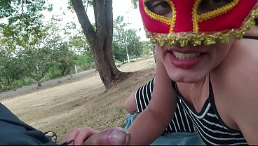 Raquel chupando pau na rua