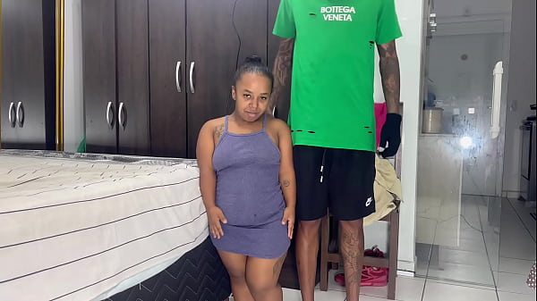 Lancei o Anazinha com a altura de baixinhcm no meu canal ela mamou em p&eacute; e pediu pra eu n&atilde;o colocar o pau todo na bocetinha dela se n&atilde;o ia arrega&ccedil;ar a bocetinha e pediu pra