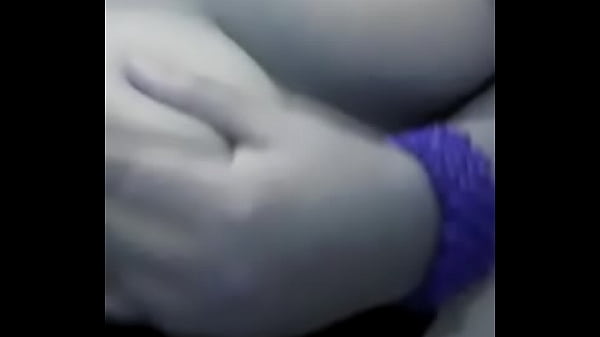 hondure&ntilde;a catracha juega con sus tetas