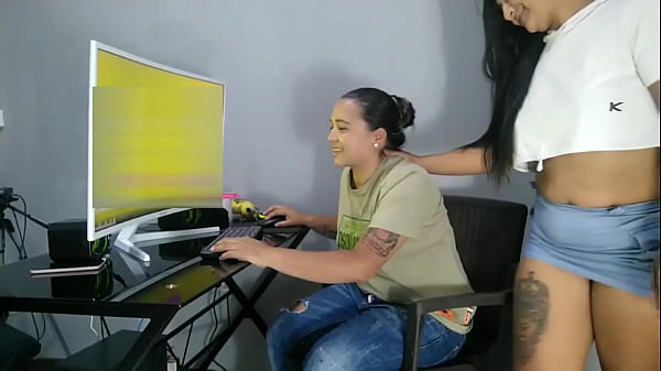 en lo que le ense&ntilde;o a mi amiga a jugar en la pc la muy cachonda me pone su enorme culo en mi cara para que se lo chupe