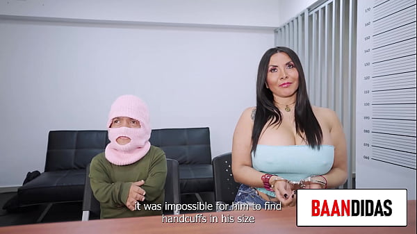 puta de gran culo quiere cogerse al comisario