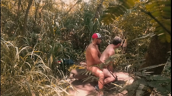 PEGOS NO FLAGRA POR DESCONHECIDOS NO MATO E CONTINUAMOS AT&Eacute; GOZAR.  