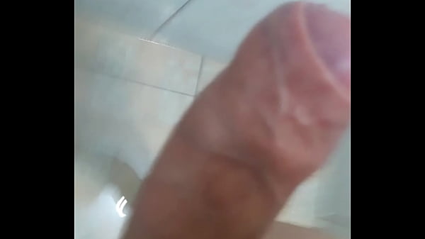 Menino gozando de mais no banho 