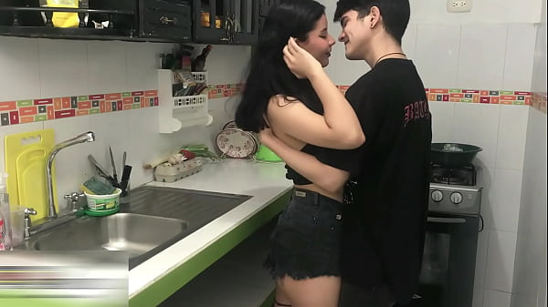 Aprovechamos que estamos solos en casa para saldar una deuda