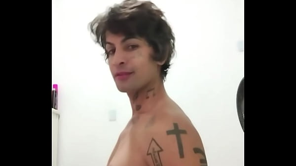 TRANS TATUADA RABUDA SE EXIBINDO 