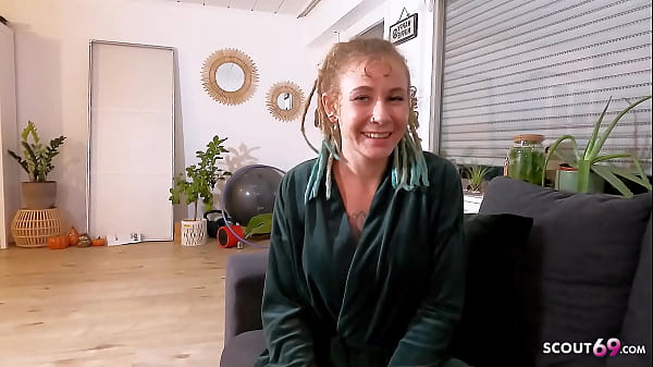 Blonde Studentin deutsch mit Dreadlocks l&auml;sst sich vom Paket Fahrer ficken