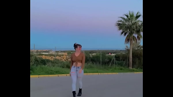 CULO GRANDE EN JEANS  