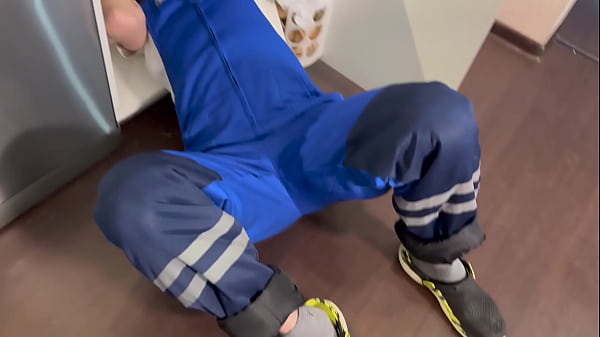 The plumber excited the client so much and he couldn&rsquo;t resist giving him a blowjob and giving himself away - 457