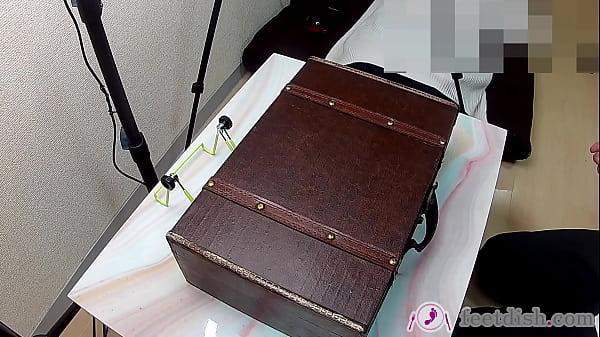 A woman cut in pieces, feet box (6/6)  