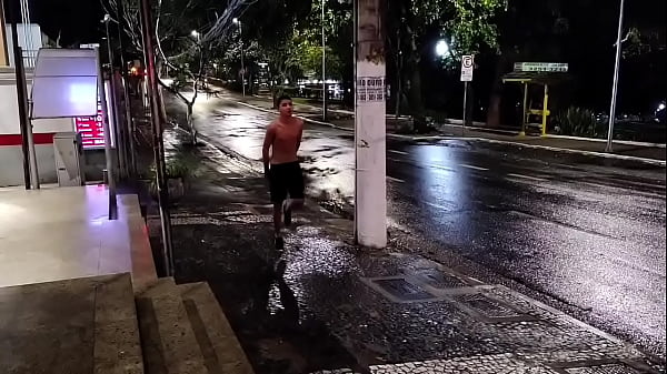 Madrasta tarada aborda entiado na rua faz ele entrar no o inocente &eacute; obrigado a fode ela carro o