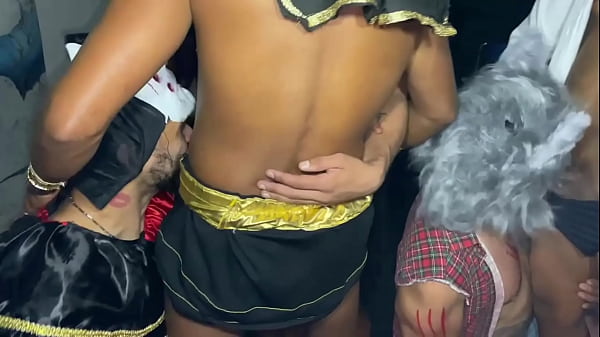 Revela&ccedil;&atilde;o de festa a fantasia de Halloween termina em uma Suruba Quente e Gostosa  
