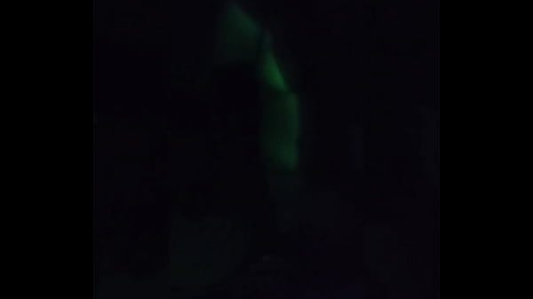 morena safado no quarto escuro fazendo strip-tease