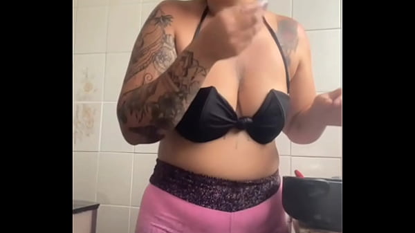 Estou fazendo janta pro amigo do meu marido, ciente que eu serei a sobremesa dos dois - Hallowen