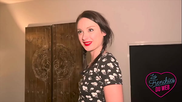 Alice, une petite brune tr&egrave;s perverse, jouit d'un trio HHF