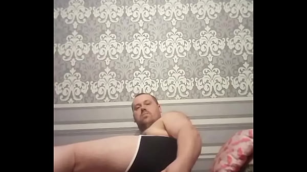 Русский гей трахает свою огромную жопу лёжа на диване и облизывает член любовника после каждого анального проникновения!  