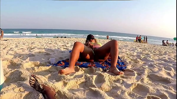 Indo pra praia e se exibindo com um casal de novinhos amigos do meio liberal