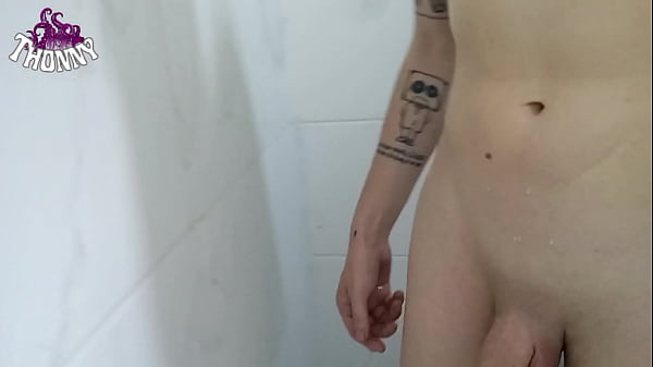 Macho xingando e falando putaria enquanto se exibe no banho  