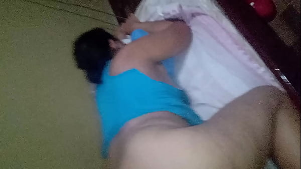 Le gusta por el culito.  