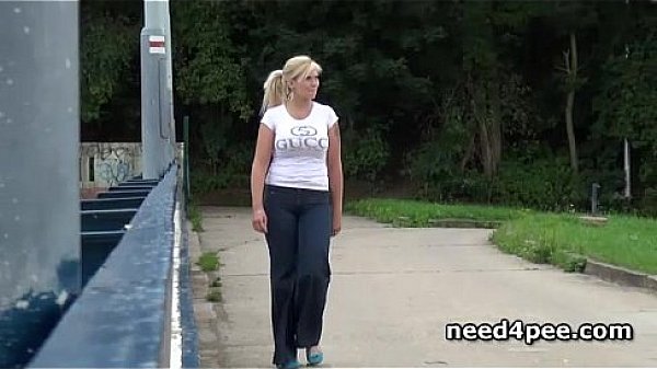 Teen pulls off shorts and pisses on the stairs