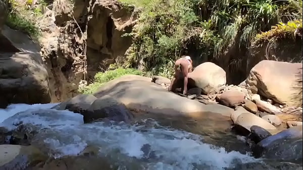 Lilyan satisfaciendo sus necesidades en el r&iacute;o, despu&eacute;s de un ba&ntilde;o refrescante