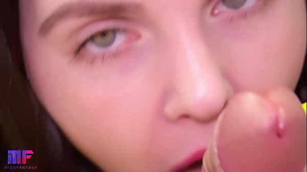 Минет крупным планом с нежным сосанием и игрой с яйцами