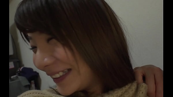 恥じらう彼女の丁寧なフェラ