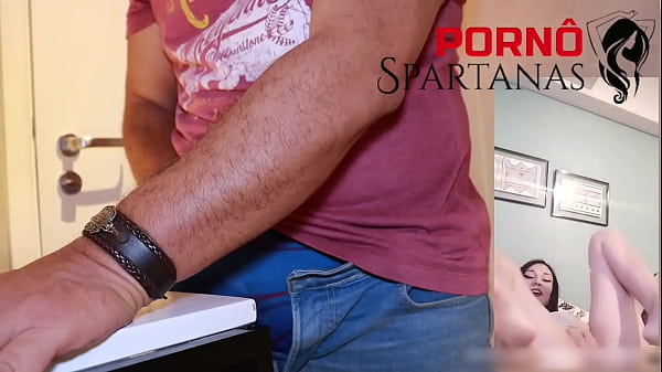 Novinha Assiste Porn&ocirc; da M&atilde;e e Vai Sentar no Mesmo Pau