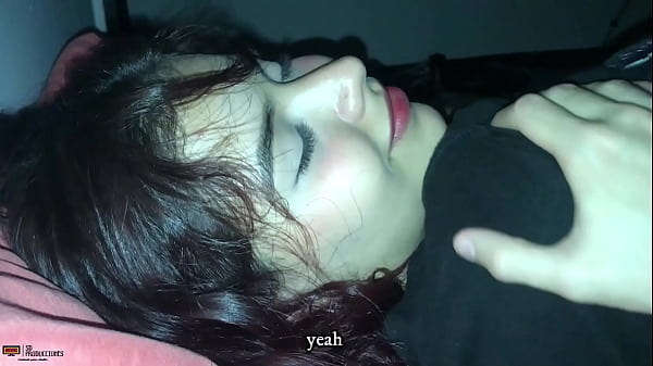 Llego a la habitaci&oacute;n de mi hermanastra me da unas ricas mamadas hasta tragarse mi leche