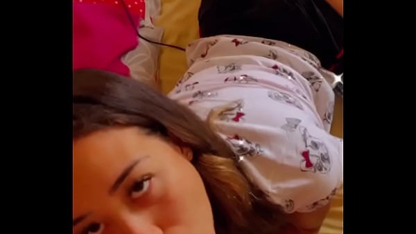 Annicpn fazendo garganta profunda e engasgando