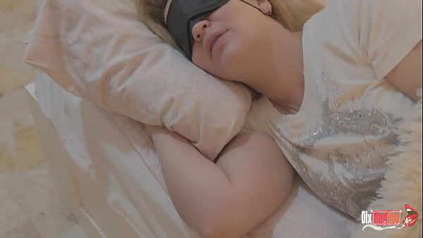 Проснувшись, она нашла член во рту. Мощный уход за лицом! 