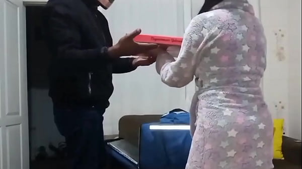 a grana t&aacute; curta e o entregador recebeu em boquete (boquetelo,xerecard,menos visacu)  