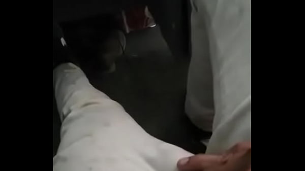 Maduro mostrando su verga muestras regresa a casa en el transporte publico  