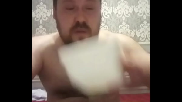 Это толстая шлюха настолько оголодала что готова есть свежую сперму на обед!