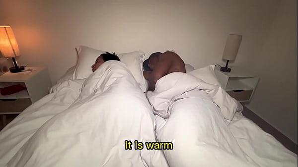 La madrastra y el hijastro comparten una cama en una habitaci&oacute;n de hotel. subtitulos en ingles